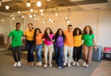 Coletivo Online abre 10 mil vagas para jovens em busca de emprego Coletivo Online abre 10 mil vagas para jovens em busca de emprego