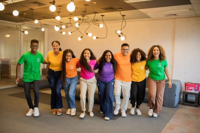 Coletivo Online abre 10 mil vagas para jovens em busca de emprego