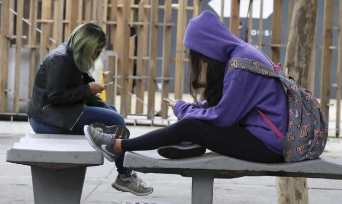 Lei que restringe uso de celulares em escolas é sancionada e começa a valer em 2025