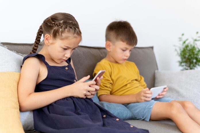 128a2ab7-b4e2-4908-9ca4-08186f9333dd Uso de apps espiões dispara e põe segurança infantil em alerta