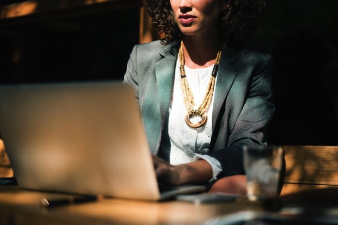 Apenas 19,2% dos especialistas em TI no Brasil são mulheres