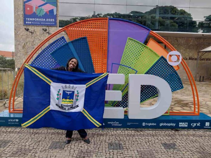 De Varginha para o Brasil: professora Sabrina Aparecida Pereira conquista destaque em premiação nacional de educação