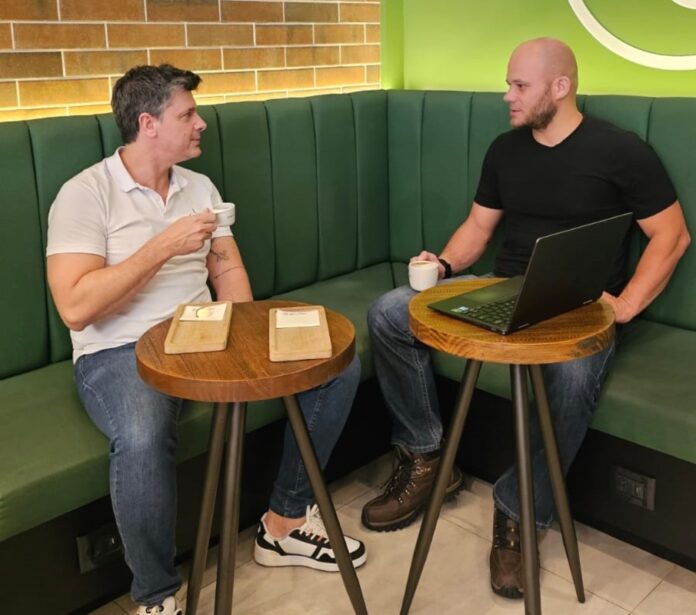 Diogo Assinger lança Enciclopédia das Lutas na Go Coffee
