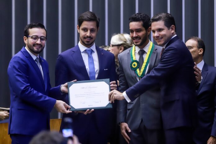 9d2a2849-edfe-4220-ba51-915ecb3eb9c7 João Brasio é reconhecido com medalha do Mérito Legislativo
