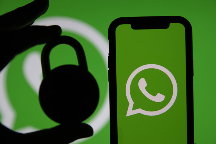 LONDON, UK - March 2021: Whatsapp online messaging service logo with a padlock. Bloqueios no WhatsApp acendem alerta para empresas