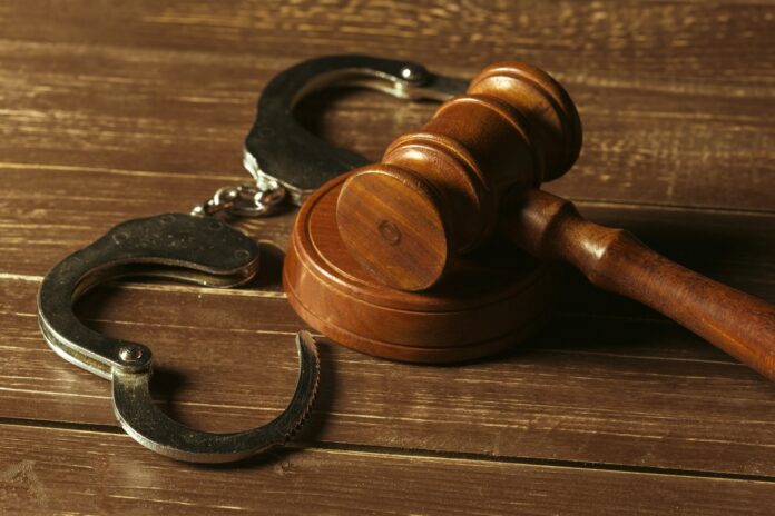 Close-up view of brown wooden mallet of judge Leilões de veículos crescem e ampliam alertas a golpes
