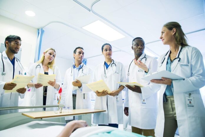 735f9d07-558e-4767-a59c-db3f1ea37f1c Médicos residentes reivindicam aumento da bolsa