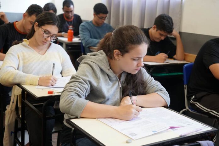 Estudantes mineiros têm até sexta-feira (12) para fazer inscrição no Enem 2026