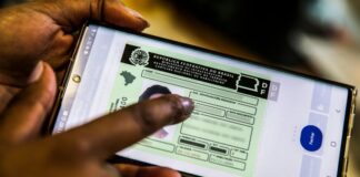 CNH Social usa multas para bancar habilitação de baixa renda Pessoa consulta informações sobre a CNH Social em site do Detran