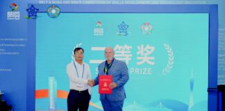 Professor da UNIFAL-MG de Varginha conquista medalha de prata em competição internacional na China