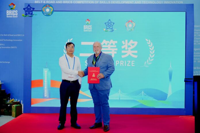 Professor da UNIFAL-MG de Varginha conquista medalha de prata em competição internacional na China